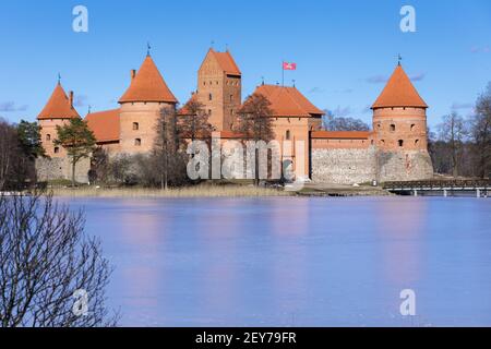 Blick auf Trakai Schloss über gefrorenen See. Trakai ist eine historische Stadt und See Resort in Litauen. Es liegt 28 Kilometer (17 Meilen) westlich von Vilnius, Th Stockfoto