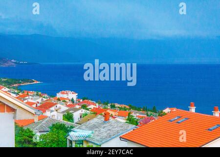 Novi Vinodolski und San Marino Insel regnerischen und bewölkten Tag in kroatien. Stockfoto