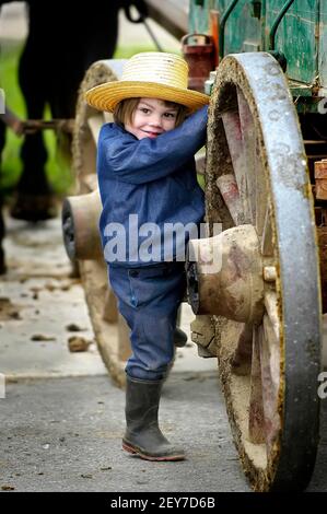 Amish Junge auf Waggon in Sugarcreek und Millersburg stehen Ohio, OH Stockfoto