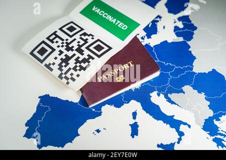 Digitaler grüner Reisepass mit leerem QR-Code über eine EU Karte Stockfoto