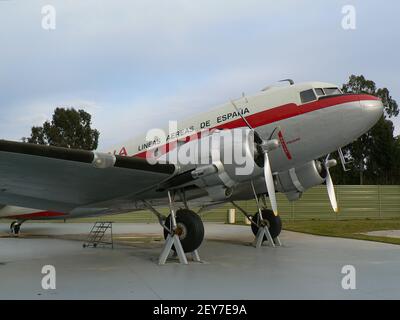 Douglas DC-3 im Luftfahrtmuseum von Malaga. Spanien. Stockfoto