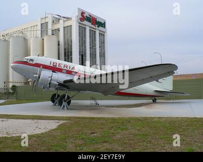 Douglas DC-3 im Luftfahrtmuseum von Malaga. Spanien. Stockfoto