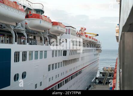 Zwei große Kreuzfahrtschiffe liegen nebeneinander auf der Insel Cozumel (Mexiko). Stockfoto