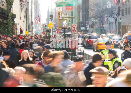 Während der Winterferiensaison in Midtown Manhattan, New York City, NY USA, geht eine Menschenmenge auf der Fifth Avenue spazieren. Stockfoto