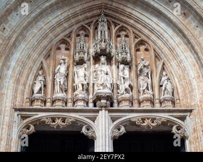 Notre Dame du Sablon Kirche Haupteingang Tympanon Stockfoto