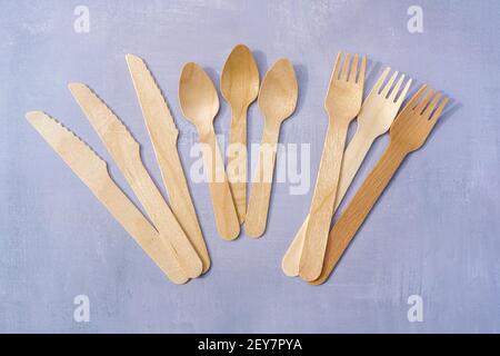 Umweltfreundlich Einweggeschirr aus natürlichen Materialien. Holzbesteck auf natürlichem grauen Stein Hintergrund. Kopiespeicherplatz in der Draufsicht. Hochwertige Fotos Stockfoto