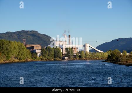 Port Alberni, Kanada - 17. August 2020: Blick auf die Papierfabrik Port Alberni am Rande des Alberni Inlet Stockfoto