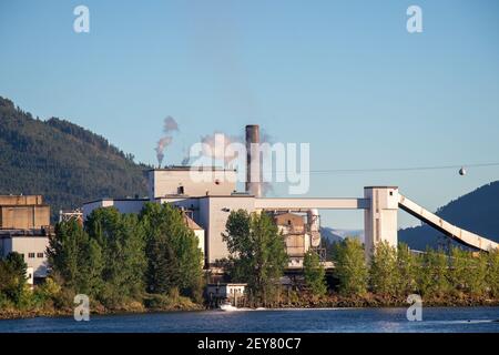 Port Alberni, Kanada - 17. August 2020: Blick auf die Papierfabrik Port Alberni am Rande des Alberni Inlet Stockfoto