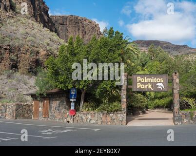 San Bartolome de Tirajana, Gran Canaria, Kanarische Inseln, Spanien 18. Dezember 2020: Blick auf den Haupteingang zum Zoo Palmitos Park und Bushaltestelle, sonniger Tag Stockfoto