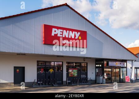 Deutschland , Lübben , 05.03.2021 , Penny Schriftzug auf einer Penny Marke Stockfoto
