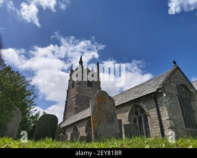 Historische Kirche und Friedhof im Südwesten englands Stockfoto