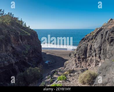 Mündung der Schlucht Barranco de Guigui Grande mit Blick auf den leeren Sandstrand Playa de Guigui im westlichen Teil der Insel Gran Canaria, zugänglich nur auf Stockfoto