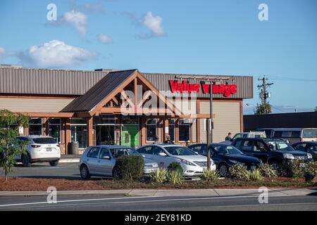 Courtenay, Kanada - 1. September 2020: Blick auf den Value Village Sparmarkt in der Innenstadt von Courtenay Stockfoto