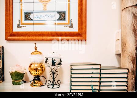 Koranbücher, die in einem Altar in einer Moschee gestapelt sind. Stockfoto