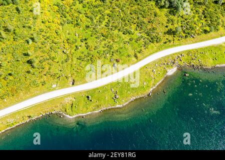 Luftaufnahme der einspurigen Straße ins Tal Norangsdalen, die zum Hjoerundfjord, Norwegen führt Stockfoto