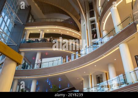 Interieur des modernen mehrstöckigen Einkaufszentrums. Einkaufspassage. Ansicht von unten. Stockfoto