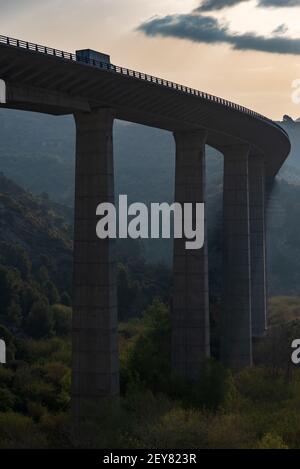 Viadukt mit einem LKW fahren, von unten gesehen an einem nebligen Morgen Stockfoto