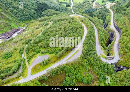 Haarnadelkurven im Tal Hjelledalen östlich von Stryn, Norwegen. Stockfoto