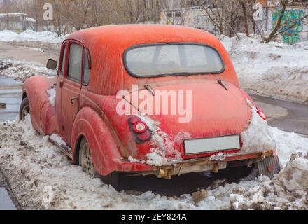 Seltene Oldtimer ist im Winter auf einem geparkt City Street Stockfoto