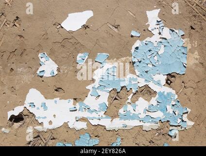 Alte Wand mit gesprungener weißer und blauer Farbe Stockfoto