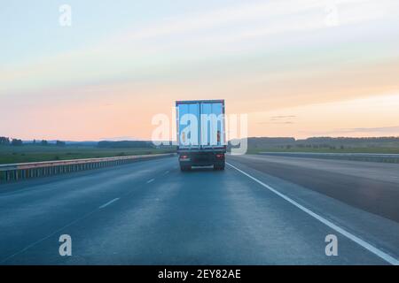 Lkw-transporte Fracht auf Land Autobahn Stockfoto