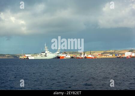 Das Royal Navy Offshore Patrouillenschiff HMS Trent P224 vertäute mit anderen Schiffen und Schleppern in Falmouth Harbour, Cornwall, Großbritannien Stockfoto