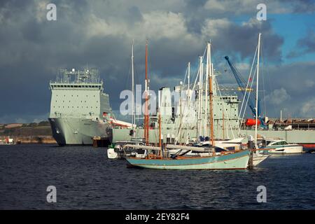 Das RFA-Hilfsschiff Mounts Bay hat andere Boote in der Anlage Die sicheren Gewässer von Falmouth Harbour Stockfoto