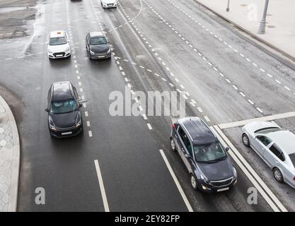 Autos bewegen sich entlang einer mehrspurigen Autobahn. Blick von oben Stockfoto