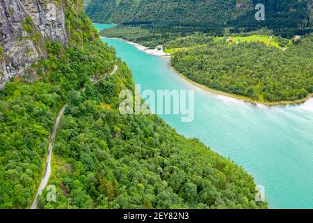 Luftaufnahme der Straße über dem See Lovatn, Norwegen Stockfoto