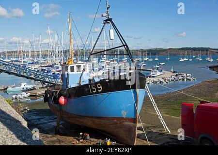 Ein Trawler, der bei Ebbe auf einem Slipway gehalten wird, Mylor Yatch Harbour in der Nähe von Penryn und Falmouth, Cornwall, Großbritannien Stockfoto