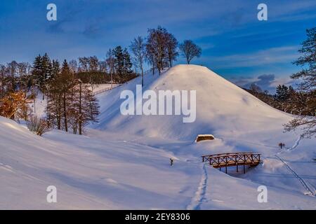 Hügel bedeckt mit Schnee mit Holztreppen Stockfoto