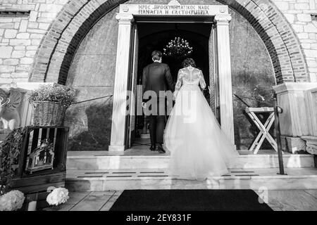 Braut und Bräutigam beim Betreten der Kirchentür Stockfoto