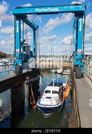 Ein Boot ist für die Wartung und Lagerung im Mylor Yacht Harbour in der Nähe von Falmouth in Cornwall vorbereitet. Stockfoto