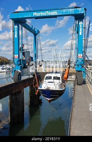 Ein Boot wird aus dem Wasser im Hafen Mylor Yatch bei Falmouth in Cornwall zur Wartung und Lagerung aufgezogen. Stockfoto