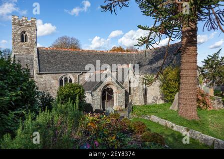 Die seitliche überdachte Veranda zur Pfarrkirche St. Mylor in der Nähe von Falmouth und Penryn in Cornwall, Großbritannien Stockfoto