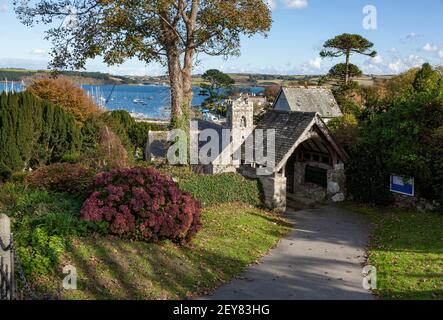 Blick auf das Meer über die malerische Pfarrkirche St. Mylor in der Nähe von Falmouth und Penryn in Cornwall, Großbritannien Stockfoto