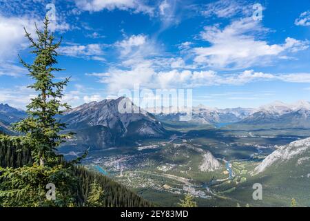 Panoramablick Bow Valley Stadt Banff, Cascade Mountain und die umliegenden kanadischen Rocky Mountains im Sommer sonnigen Tag. Banff National Park, Alberta Stockfoto