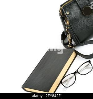 Elegantes Set von Accessoire für Frauen. Tasche, Brille und Buch isoliert auf weißem Hintergrund. Freier Speicherplatz für Text. Stockfoto