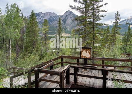 Cave and Basin National Historic Site im Sommer. Banff National Park, Kanadische Rockies, Alberta, Kanada. Stockfoto