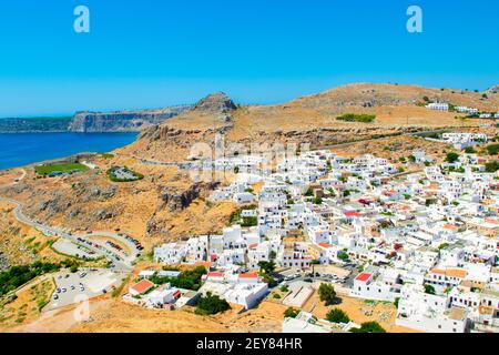 Rhodos, Griechenland - 5. August 2019: Wunderschöne Landschaft der Altstadt von Lindos auf der Insel Rhodos, Griechenland Stockfoto