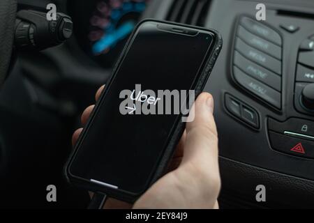 Vancouver, Kanada - 27. Februar 2020: Eine Person hält das Telefon mit Uber Driver App mit einer Startseite auf dem Bildschirm Stockfoto