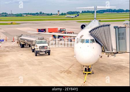 Horizontale Aufnahme eines Flugzeugs, das bei einem Anstieg der Kraftstoffpreise aufgetankt wird. Dies ist ein überarbeitetes Bild. Stockfoto