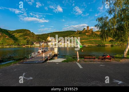 Panoramablick vom gegenüberliegenden Moselufer auf Beilstein mit Schloss Metternich, Deutschland. Stockfoto