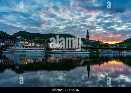 Mosel mit Stadtbeleuchtung von Cochem bei Nacht, Deutschland. Stockfoto