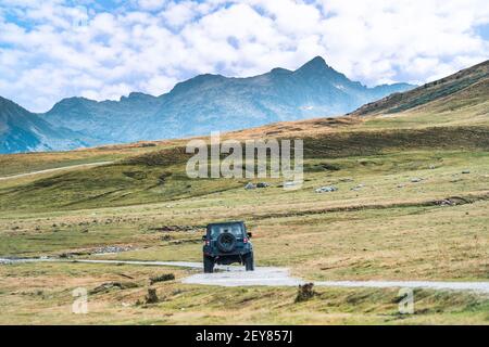 Geländewagen Fahren auf einem bergigen Weg in einer bergigen Landschaft. Routen und Ausflüge in 4x4 durch die Berge im Sommer. Konzept von e Stockfoto