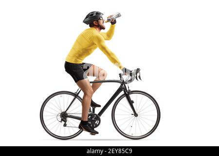 Profilaufnahme eines männlichen Athleten, der ein Fahrrad fährt und Trinken aus einer Flasche isoliert auf weißem Hintergrund Stockfoto