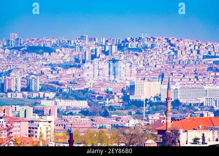 Blick auf Ankara, die kosmopolitische Hauptstadt der Türkei in Zentralanatolien, vom Anıtkabir-Mausoleum von Mustafa Kemal Atatürk aus gesehen Stockfoto