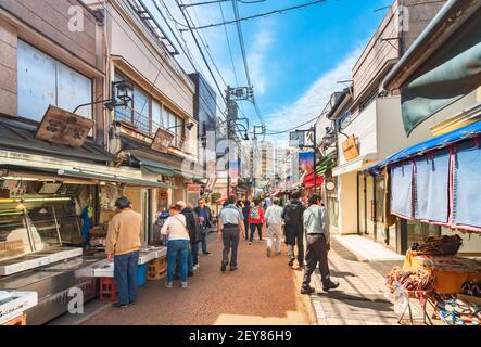 tokio, japan - april 05 2019: Altmodische Yanaka-Ginza-Einkaufsstraße mit Fußgängern, die gerne durch das traditionelle Retro bummeln und shoppen Stockfoto