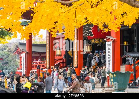 Gläubige vor dem Gokuden im Sensoji-Tempel Asakusa Tokyo. Stockfoto