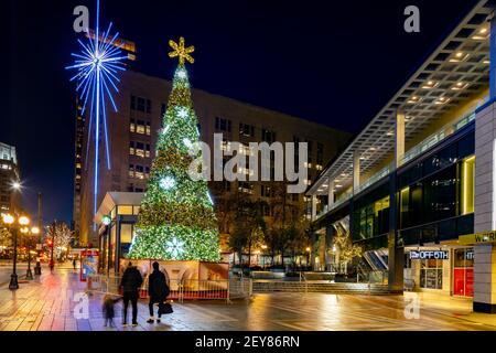 WA17996-00..... WASHINGTON - Weihnachtsbaum im Westlake Center an der Pine Street in Seattle Stockfoto